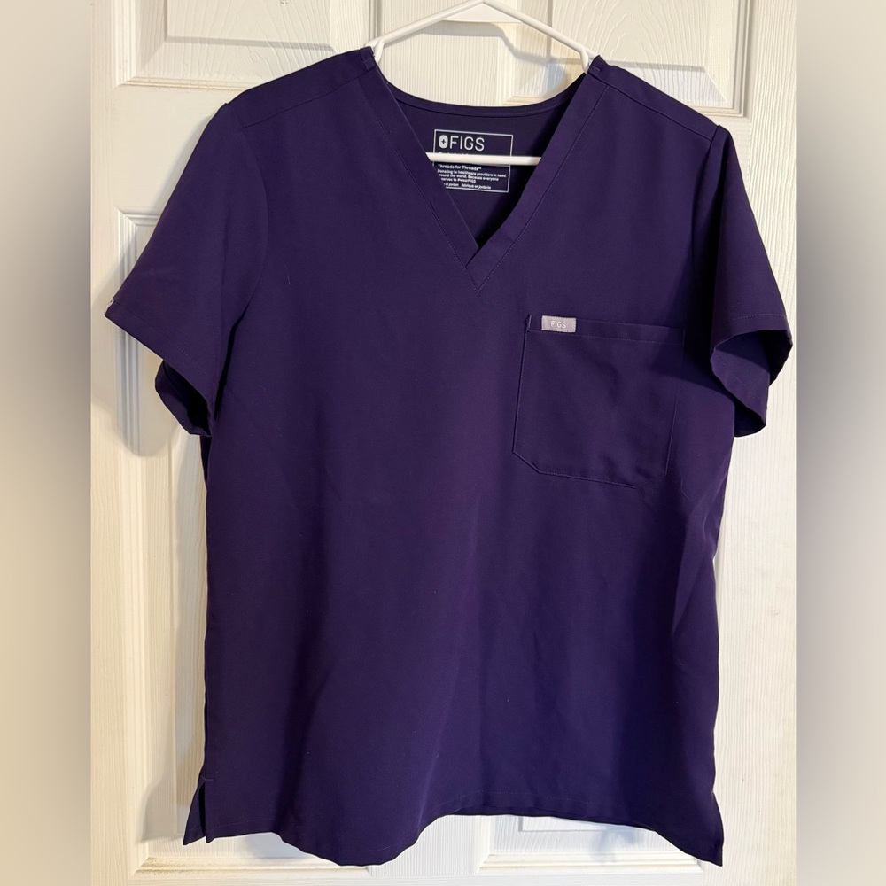 FIGS Women’s Catarina One Pocket Scrub Top Purple Jam sz Medium